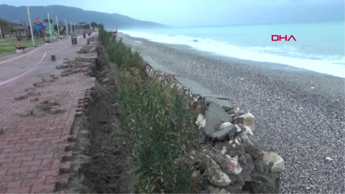 Antalya Demre\'de Dev Dalgalar Sahildeki İstinat Duvarını Yıktı