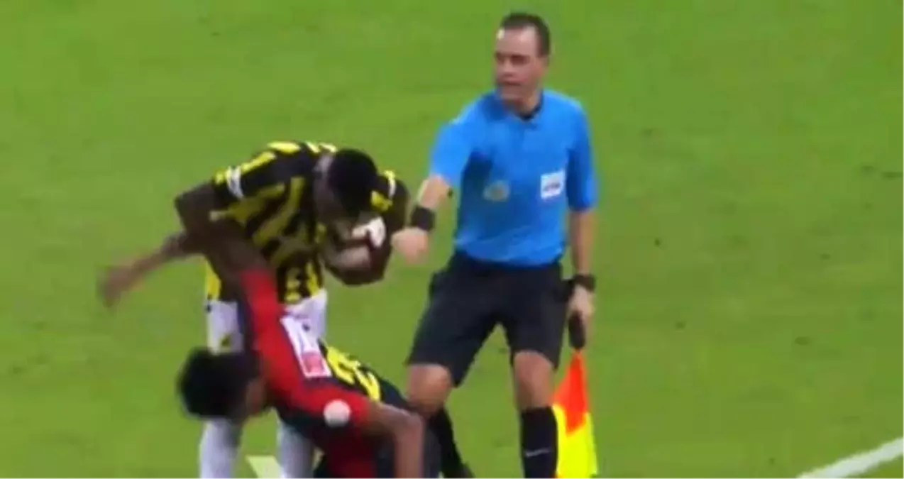 Arap Liginde Futbolcu, Olayları Ayırmaya Gelen Hakeme Yanlışlıkla Tokat Attı
