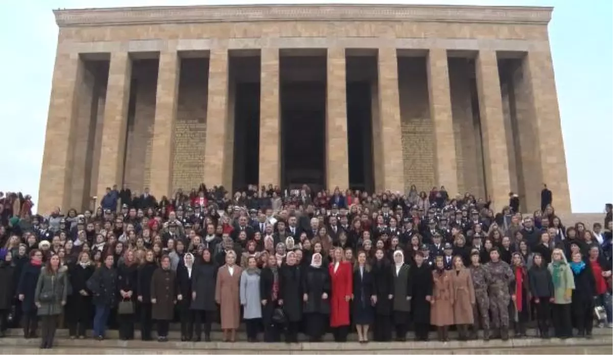 Bakan Zehra Zümrüt Selçuk, Kadınlarla Anıtkabir\'i Ziyaret Etti