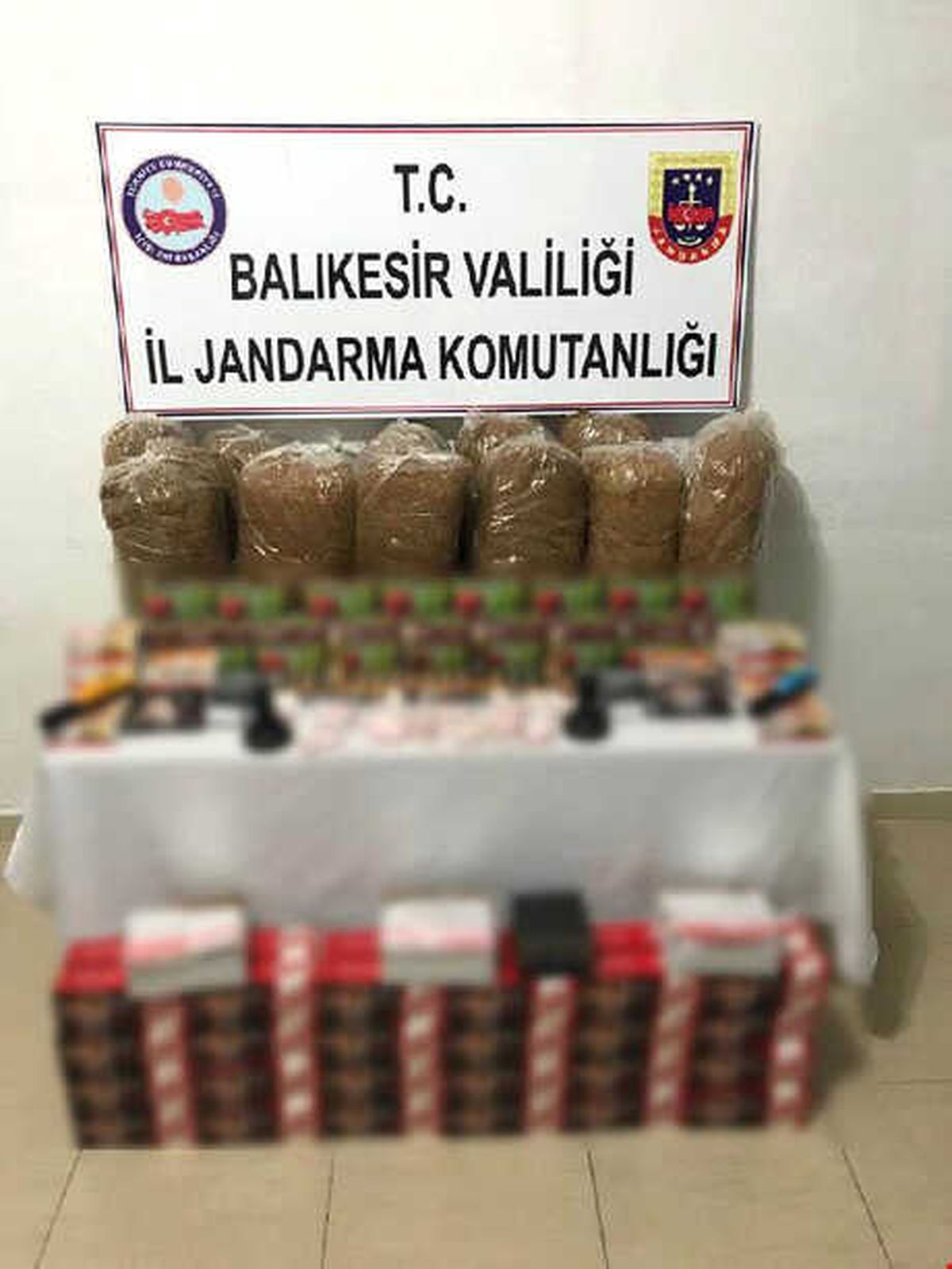 Balıkesir\'de Jandarmadan Kaçak Tütün Operasyonu