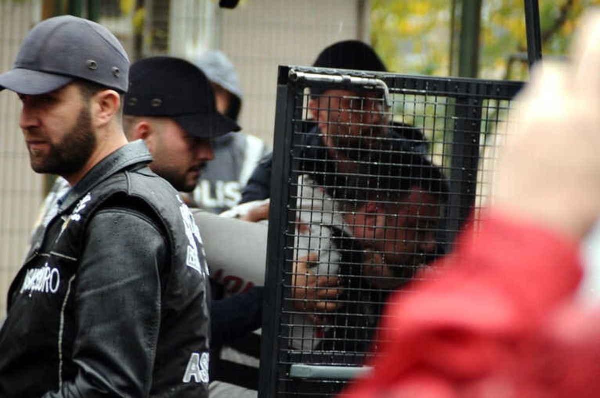 Beşiktaş\'ta Arkadaşlarına Kurşun Yağdırarak 1 Kişiyi Öldüren Şüpheli Adliyeye Sevk Edildi