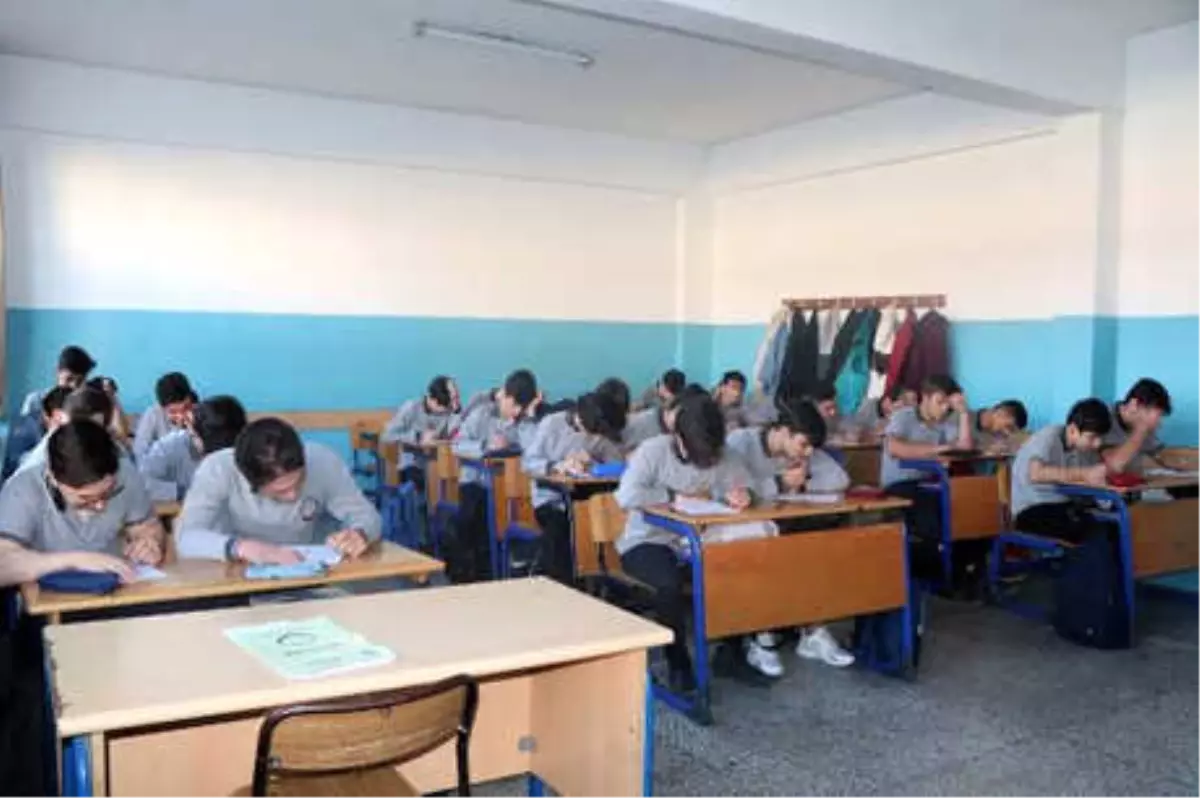 Bu Lisede Öğrenciler Sınava Gözetmensiz Giriyor