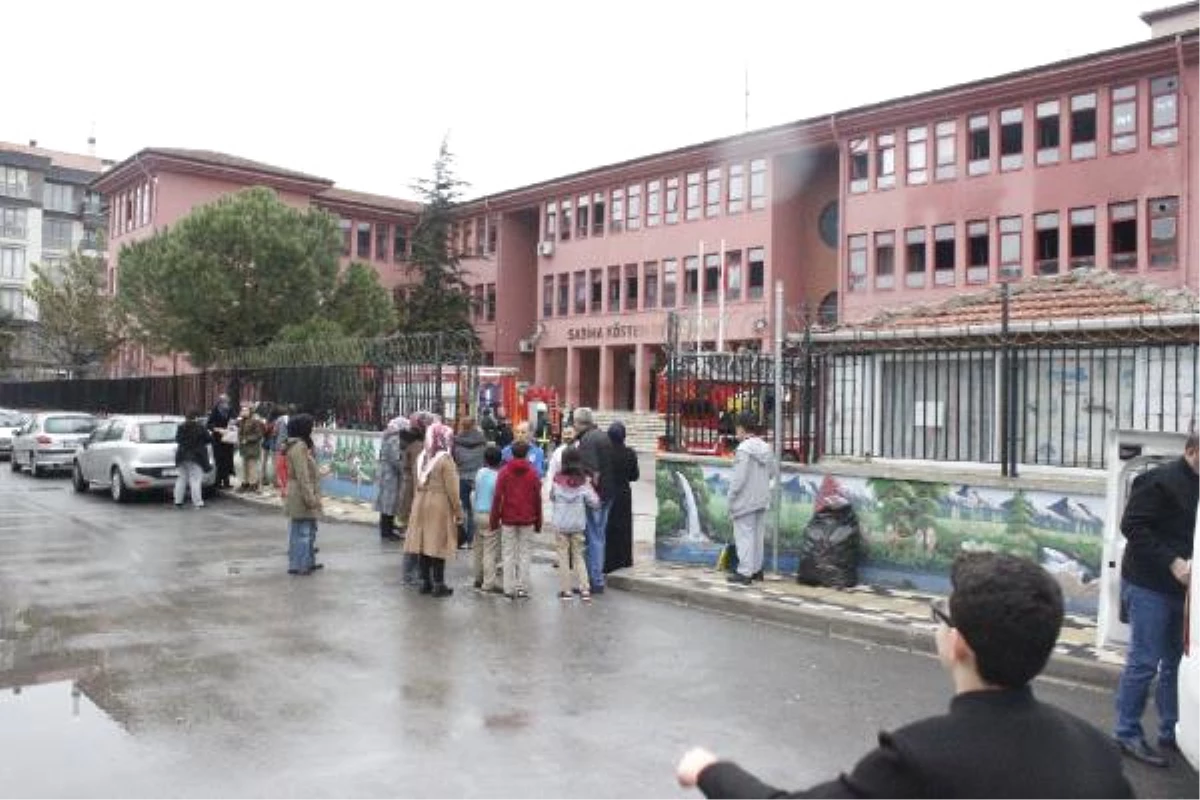 Bursa\'da İlkokulda Yangın Paniği; Yüzlerce Öğrenci Tahliye Edildi
