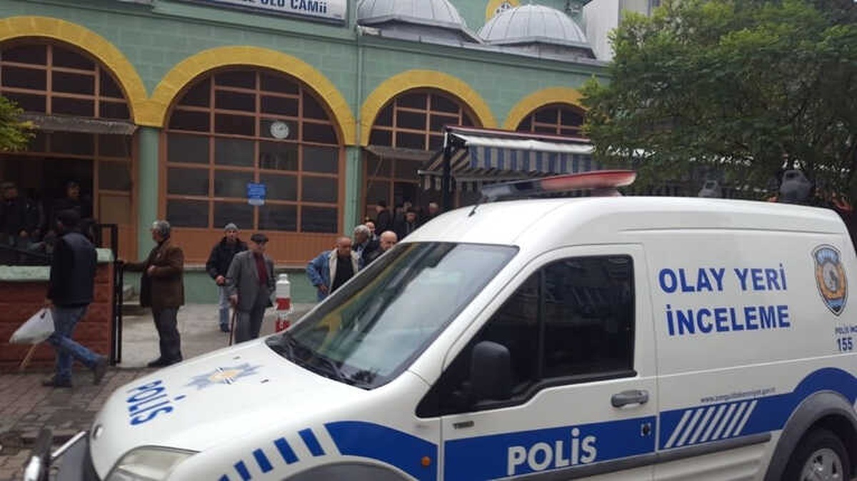 Camiye Giren Hırsızlar Kamera Kayıt Cihazını Çaldılar