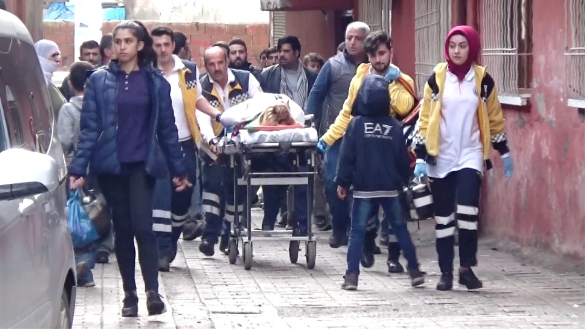 Diyarbakır\'da Anne ile Kızı Bacaklarından Vuruldu