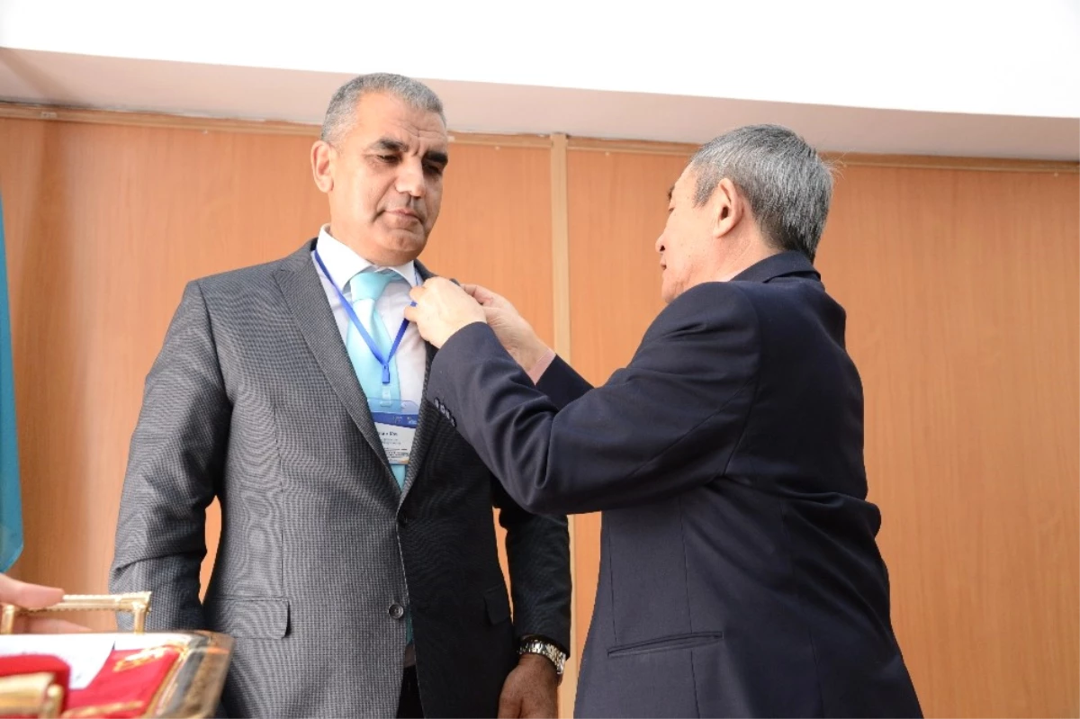Doç. Dr. Koç\'a Kazakistan Devlet Nişanı Verildi