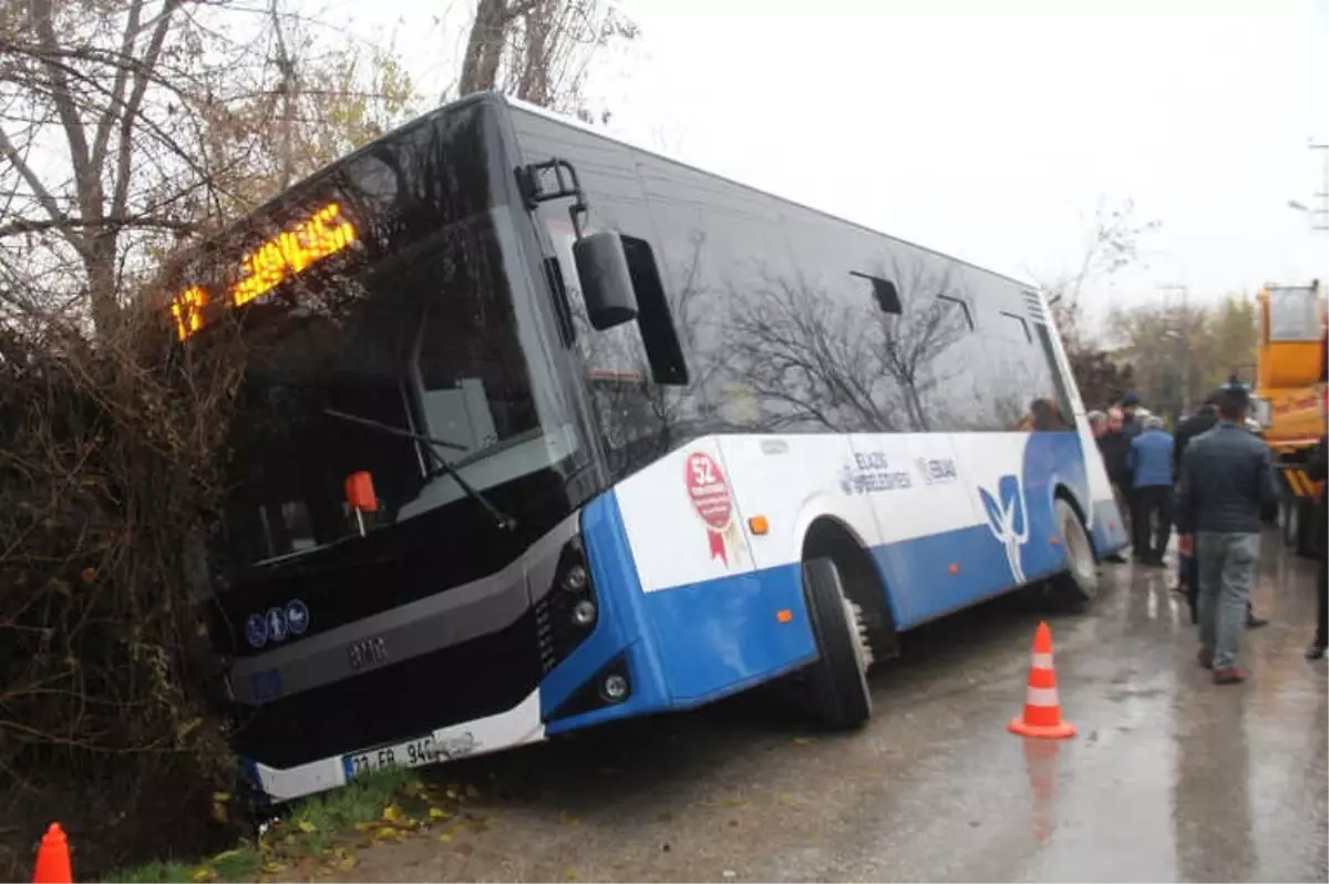 Elazığ\'da Otobüs Kanala Girdi: 1 Yaralı