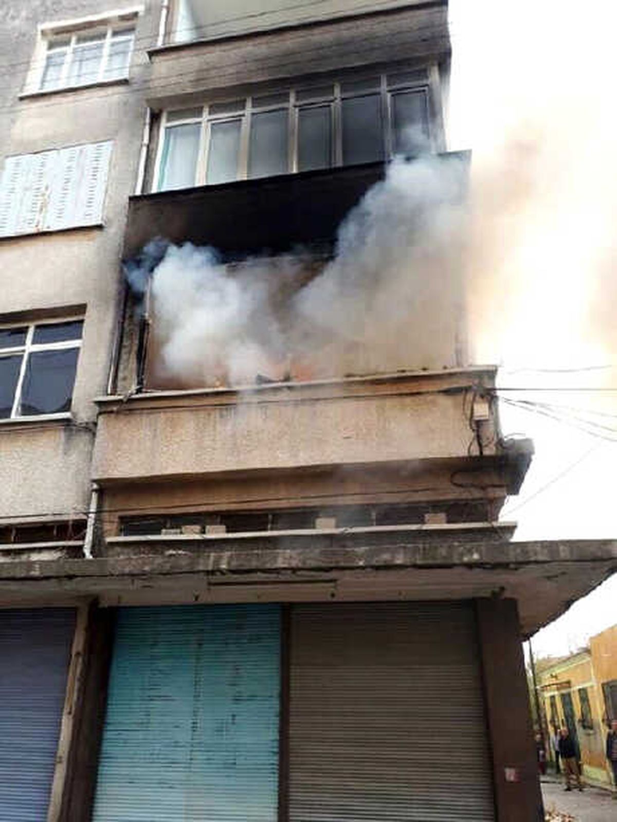 Evdeki Yangında Dumandan Etkilenen 4 Kişi Hastanelik Oldu