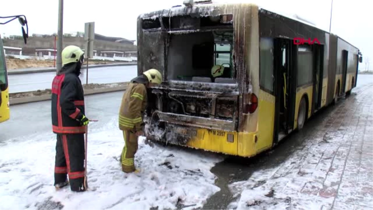 İstanbul- Başakşehir\'de Seyir Halindeki İett Otobüsünde Yangın