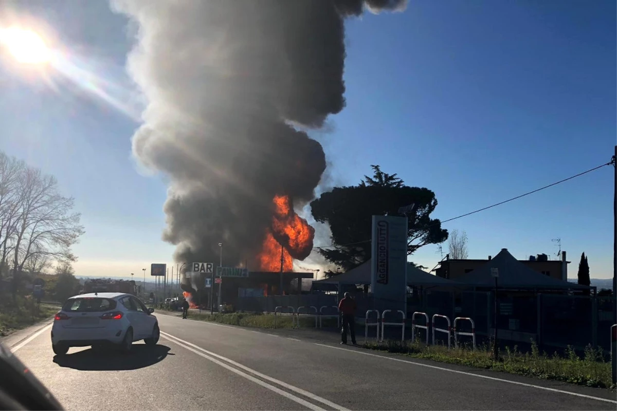 İtalya\'da Akaryakıt İstasyonunda Yangın: 2 Ölü, 17 Yaralı