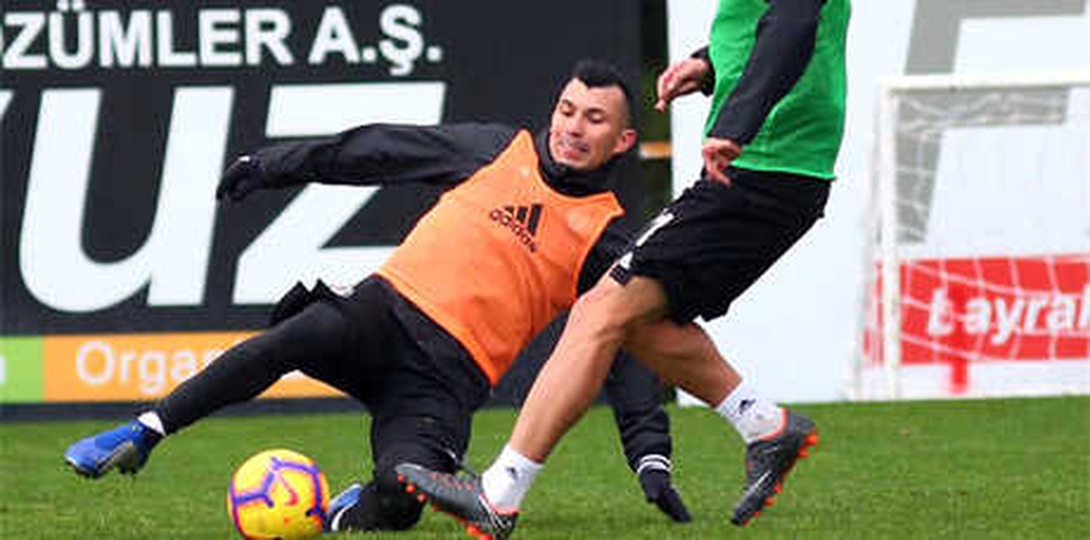Kartal Yağmur Altında Çalıştı