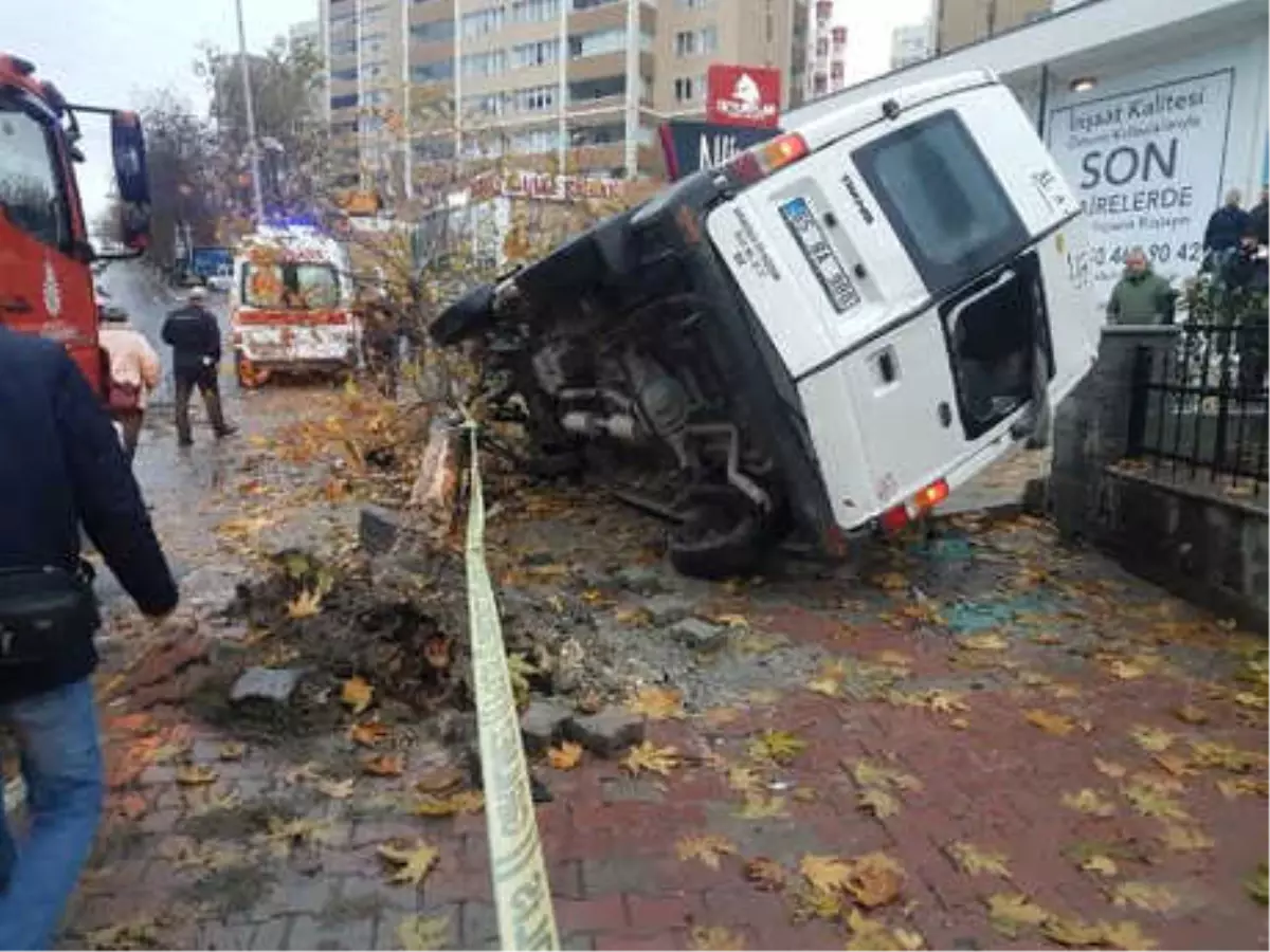 Kaza Yapan Servis Aracına "Tabure" ile Ek Yolcu Almışlar