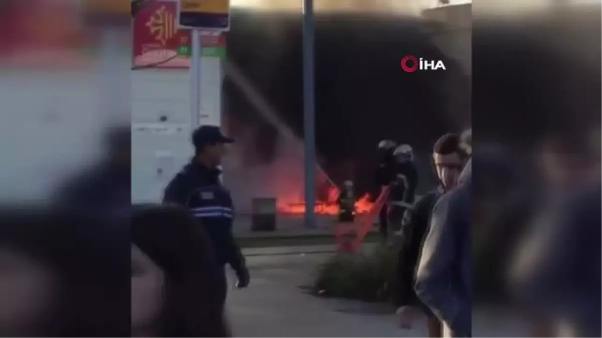 Öğrencilerin Protestosunda Okul Yandı