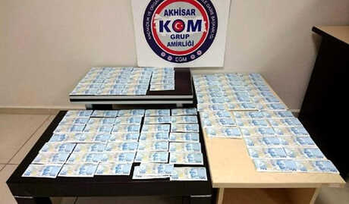 Otomobilin Silecek Bölümünde Sahte Banknotlar Ele Geçirildi
