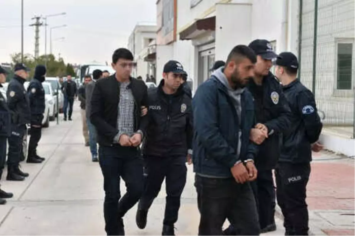 Polise Taş ve Sopayla Saldıran 16 Kişi Gözaltına Alındı