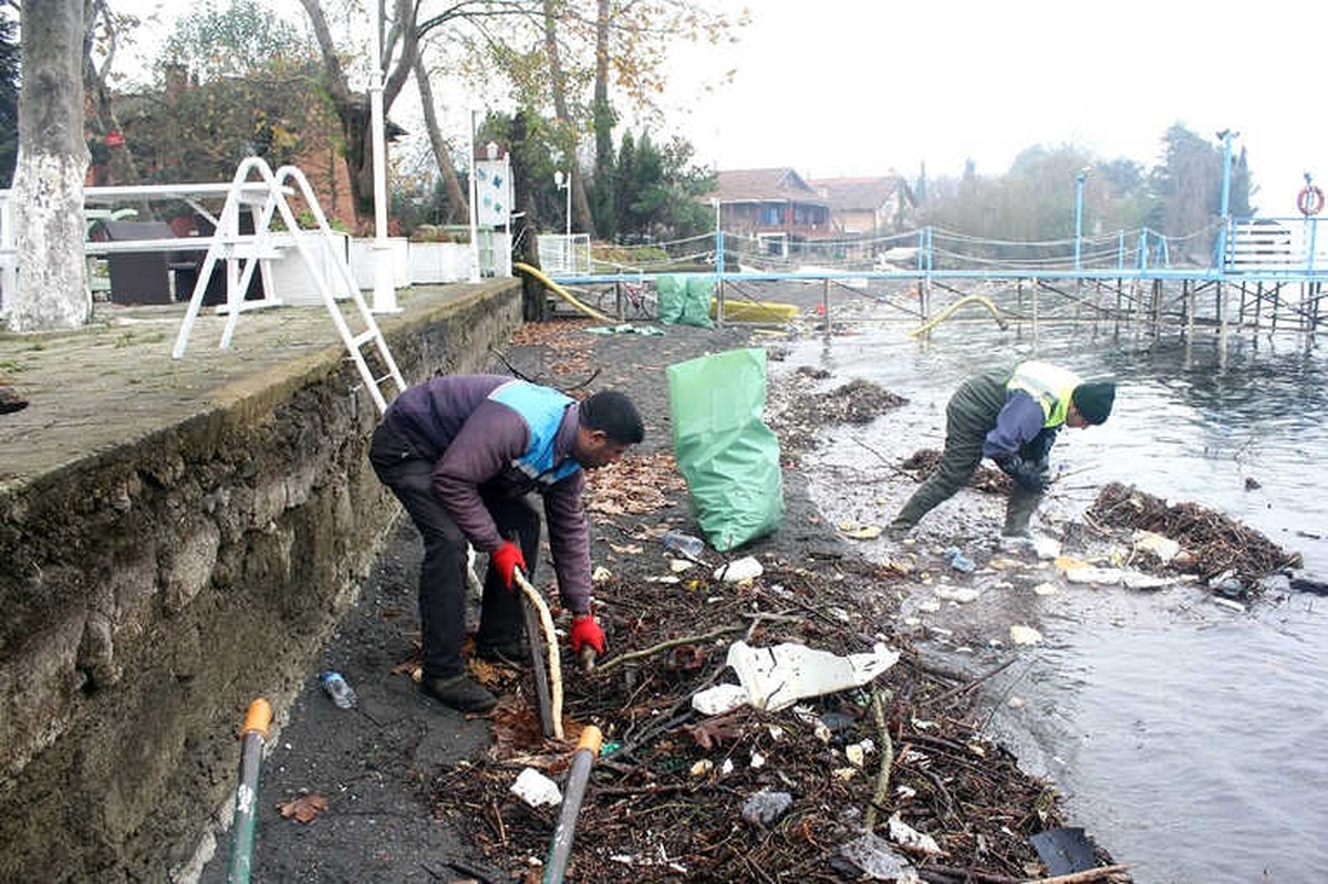 Sapanca Gölü Sahilinden 3 Kamyon Çöp Çıktı