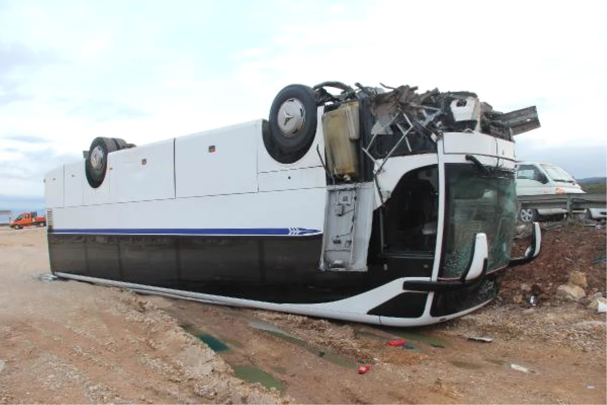 Servis Otobüsü, Otomobile Çarpıp Devrildi: 35 Yaralı