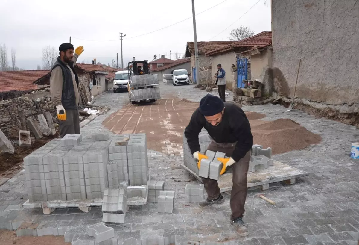 Seyitgazi\'de Kilit Taşı Döşeme Çalışmaları