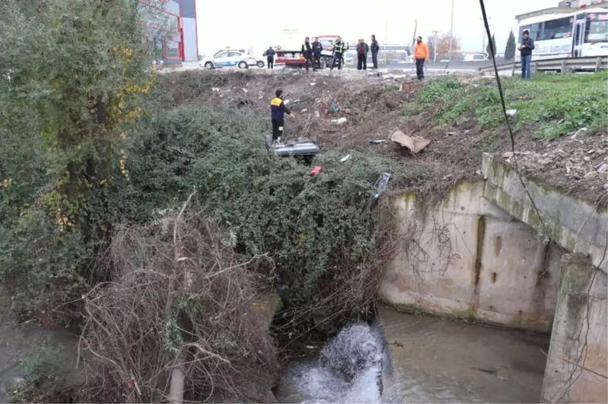 Yoldan Çıkan Otomobil Irmağa Uçmaktan Çalılıklar Kurtardı