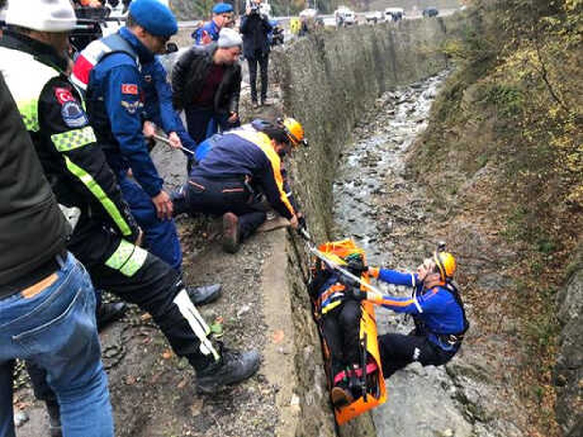 Zonguldak\'ta Otomobil Dereye Uçtu: 1 Ölü, 1 Yaralı