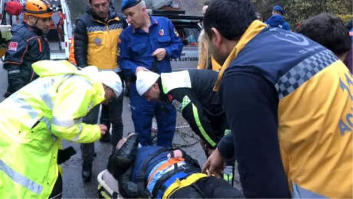 Zonguldak\'ta Otomobil Dereye Uçtu: 1 Ölü, 1 Yaralı (2)- Yeniden