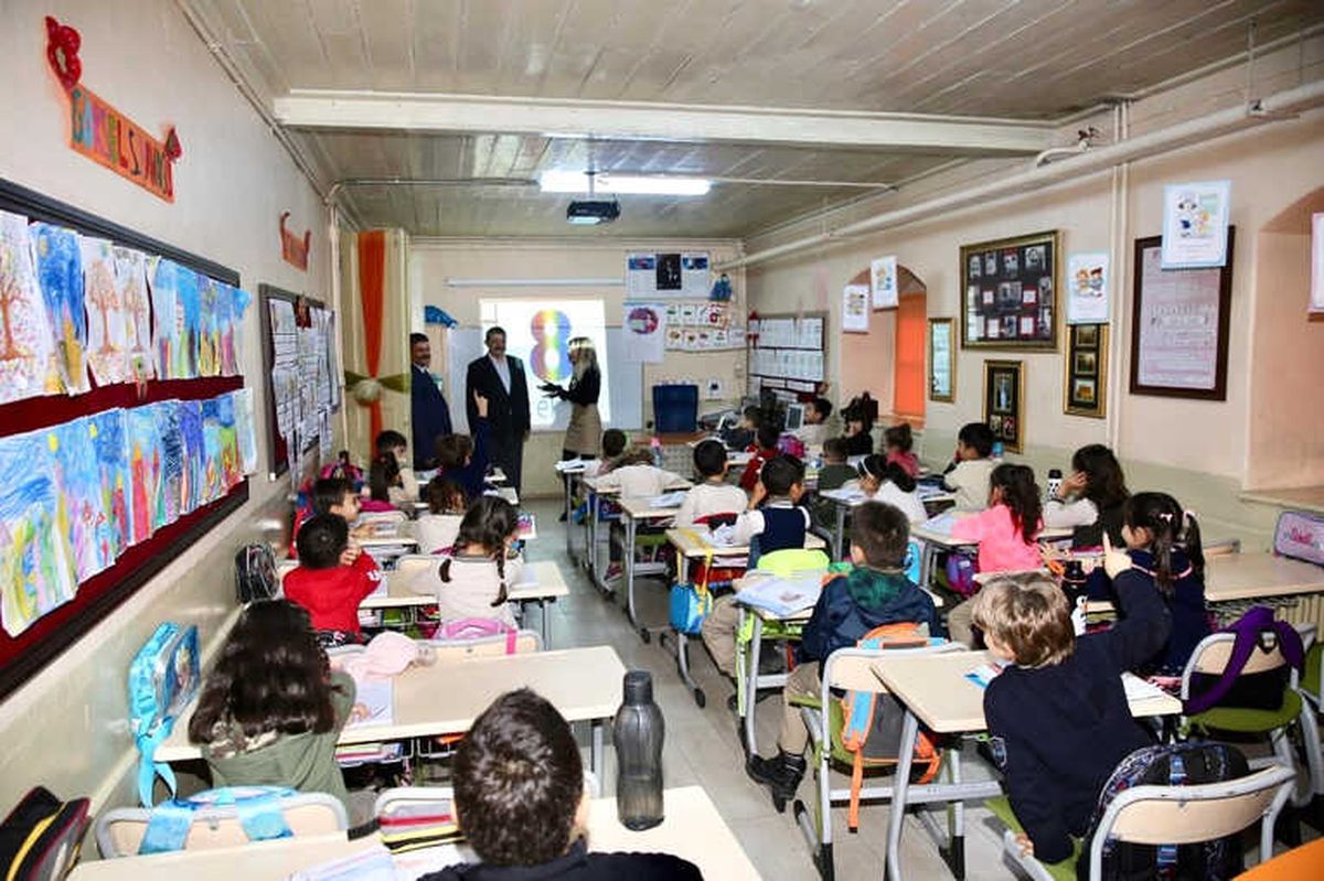 Akın, Öğretmenler ve Öğrencilerin Taleplerini Dinledi
