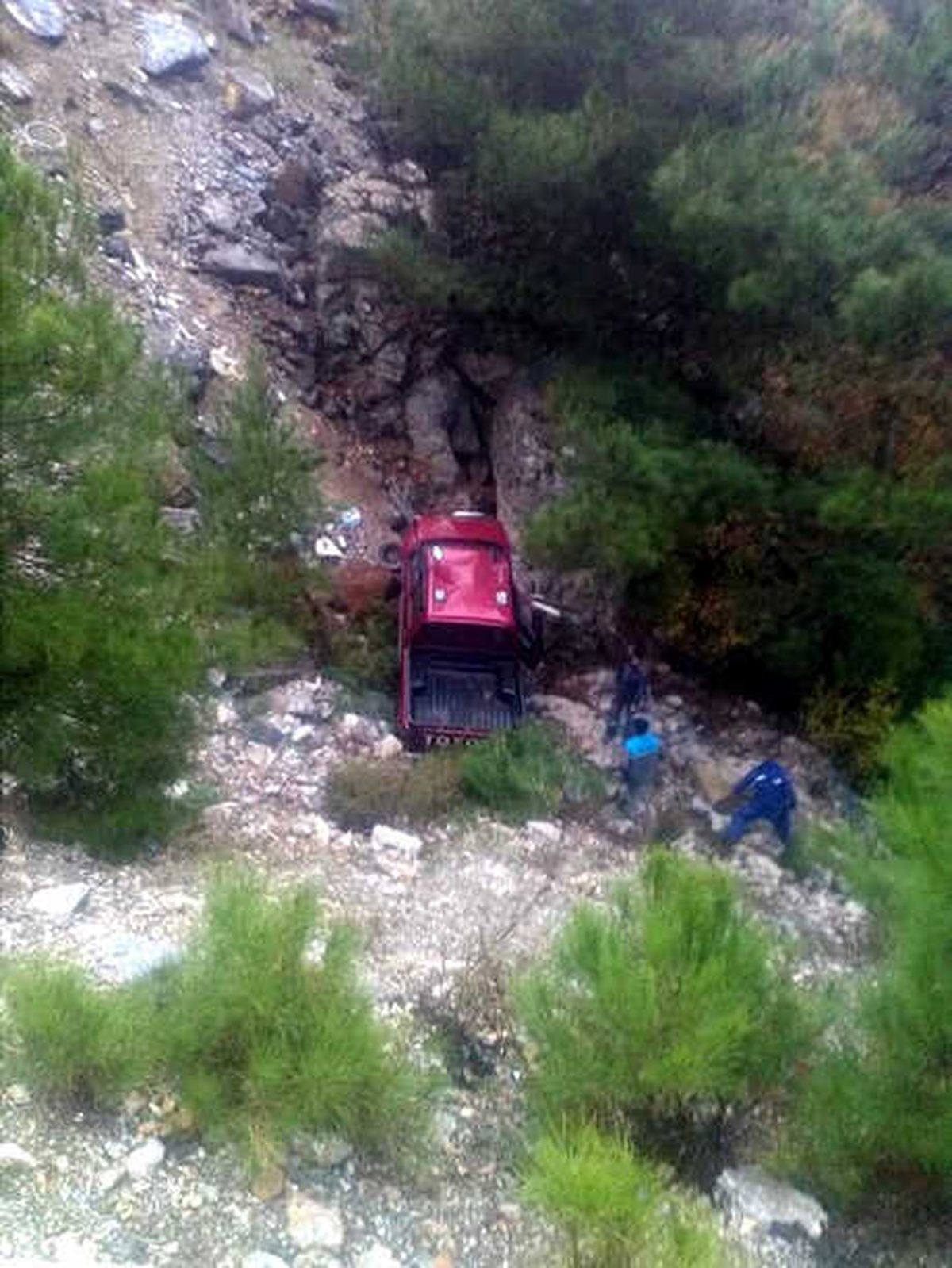Alanya\'da Kamyonet Uçuruma Yuvarlandı: 1 Ölü, 1 Yaralı