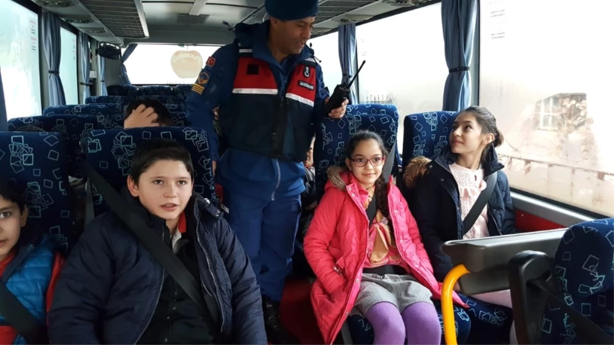 Amasya\'da Jandarma Ekipleri Okul Servislerini Denetledi