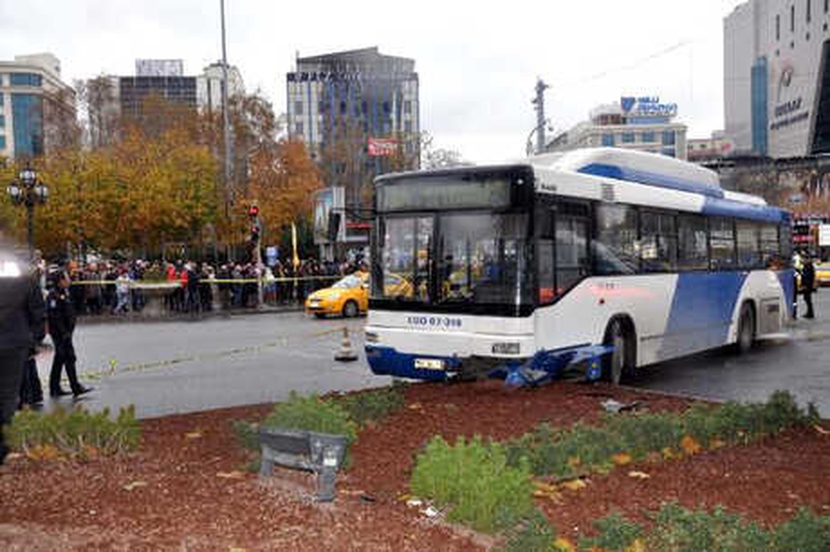 Ankara\'da Belediye Otobüsü Yayalara Çarptı: 2 Yaralı / Yeniden