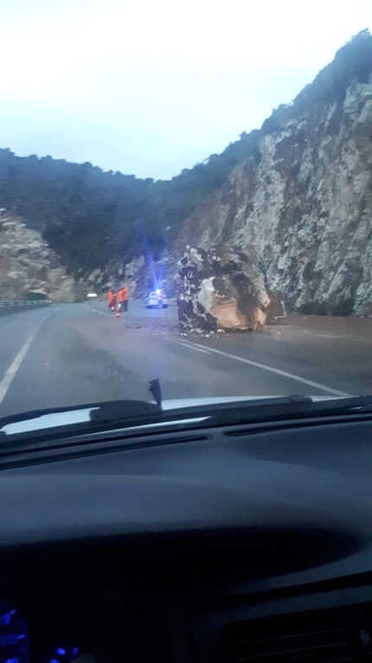 Antalya\'da Yola Yuvarlanan Dev Kaya Korkuttu