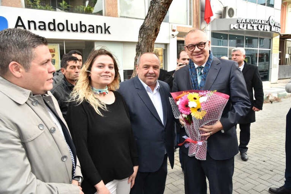 Başkan Ergün Saruhanlı\'da Çiçekle Karşılandı