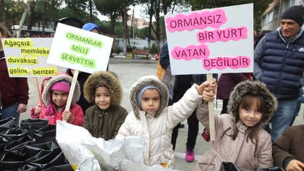 Burhaniye\'de Öğrenciler, Palamutları Toprakla Buluşturdu