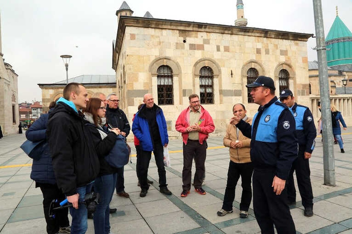 Büyükşehir Turizm Zabıtası Ziyaretçilere Rehberlik Ediyor