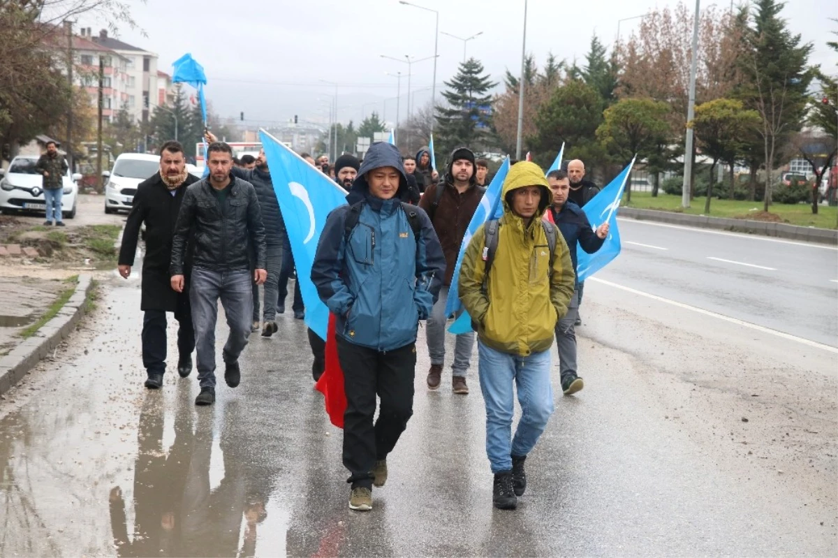 Çin\'i Protesto Etmek İçin İstanbul\'dan Ankara\'ya Yürüyorlar