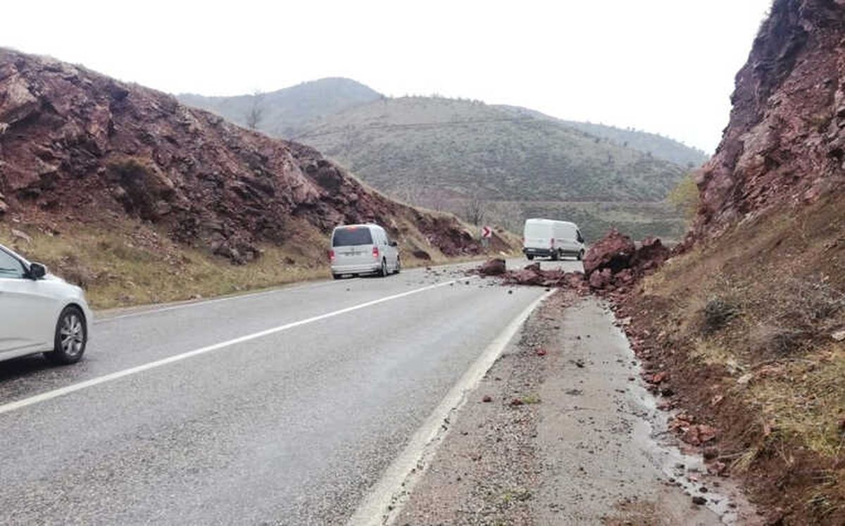 Dağlardan Kopan Kayalar Yola Düştü