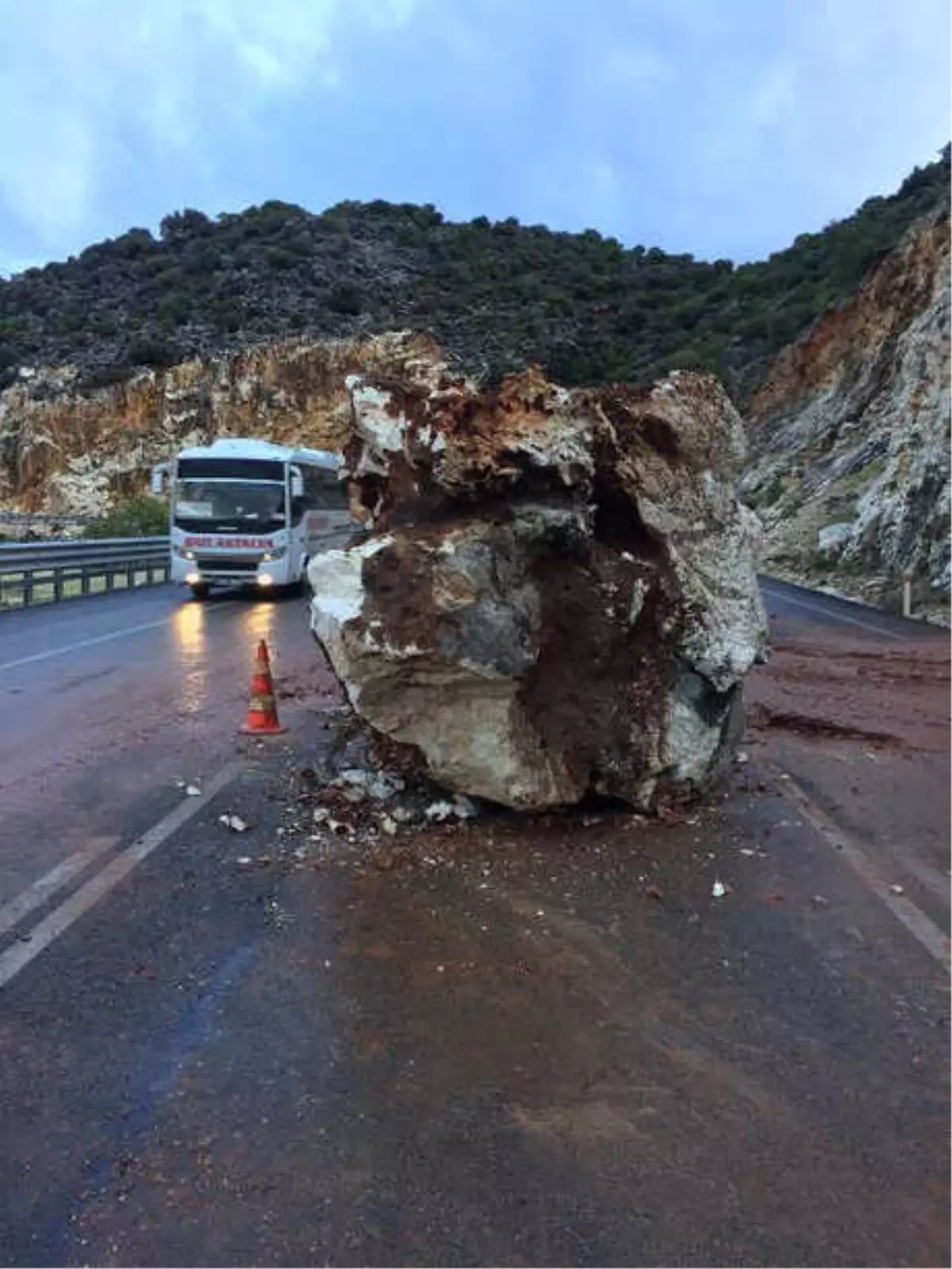 Demre- Kaş Karayoluna Kaya Düştü