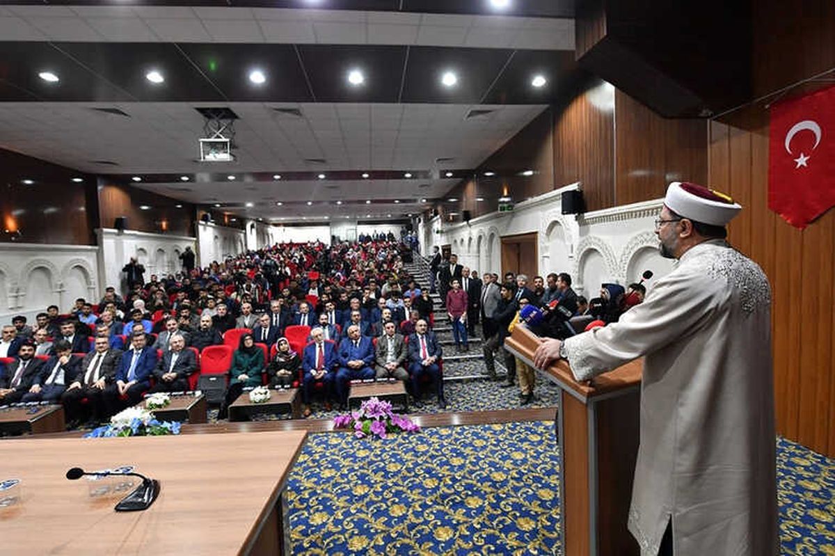 Diyanet İşleri Başkanı Erbaş, Üniversite Öğrencileriyle Bir Araya Geldi