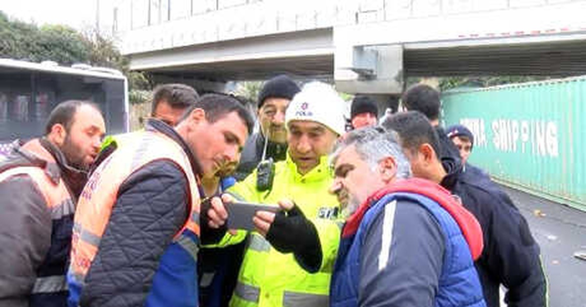 Ek Fotoğrafla Geniş Haber/ Florya\'da Tır\'daki Konteyner Yola Düştü: Kaza Yerinde 4 Metre Tartışması