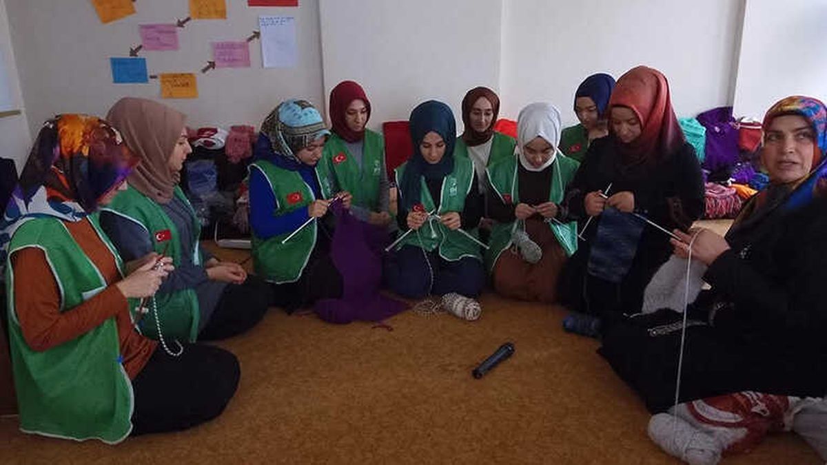 Elazığ\'da Kadınlar, Yetim ve Mülteciler İçin Örüyor
