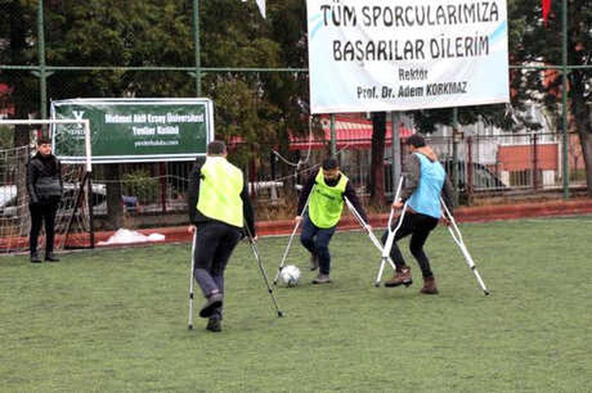 Farkındalık İçin Koltuk Değnekleriyle Maç Yaptılar