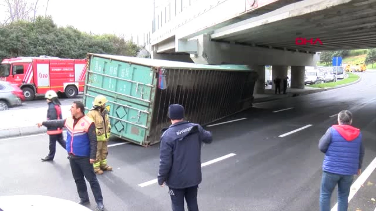Florya\'da Tır\'daki Konteyner Yola Düştü: Kaza Yerinde 4 Metre Tartışması