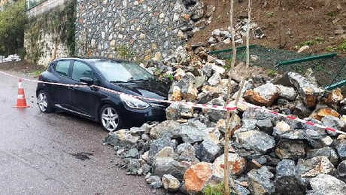 Gölcük\'te İstinat Duvarı Çöktü: 2 Araçta Hasar Var
