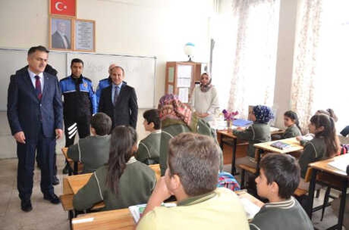 Hakkari Valisi Akbıyık,\'bir Kitap, Bir İnsan\' Kampanyası Başlattı