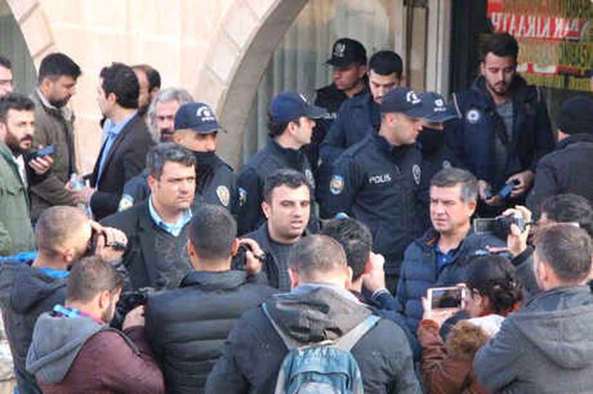 Hdp Şanlıurfa İl Binasına Operasyon; 40 Gözaltı (2) - Yeniden