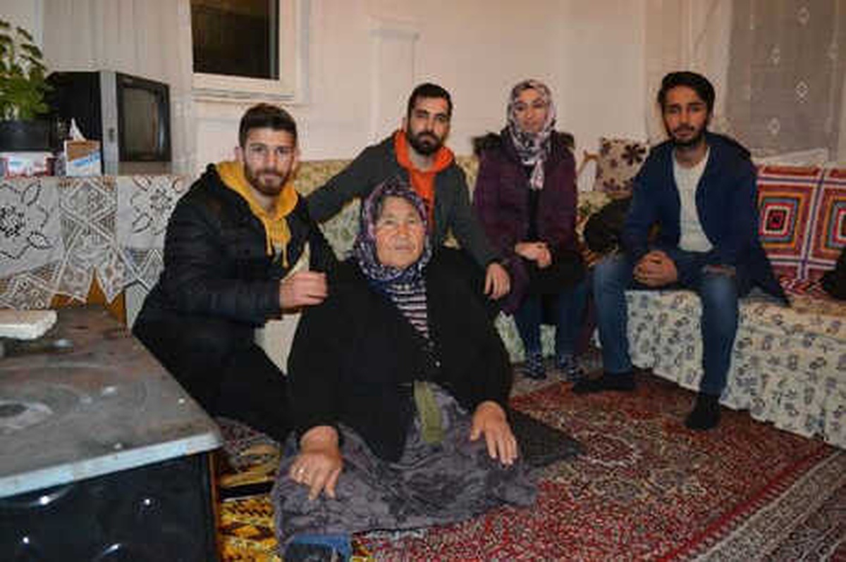 Hindileri Çalınan Yaşlı Kadına \'Ahbap\' Sahip Çıktı