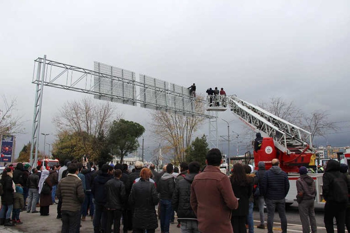 İntihar İçin Çıktığı Yön Tabelasında Amigoluğa Soyundu