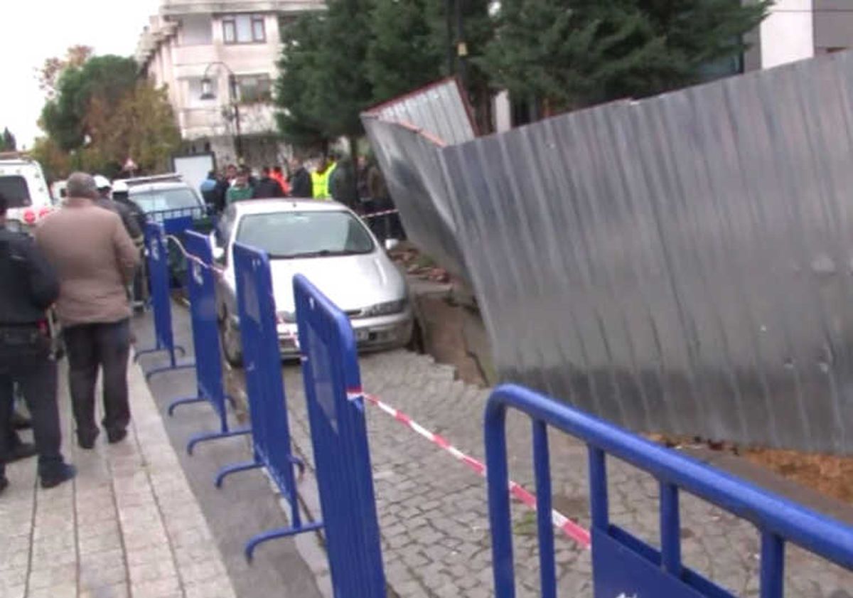 İstanbul\'da Yol Çöktü, Otomobil Askıda Kaldı