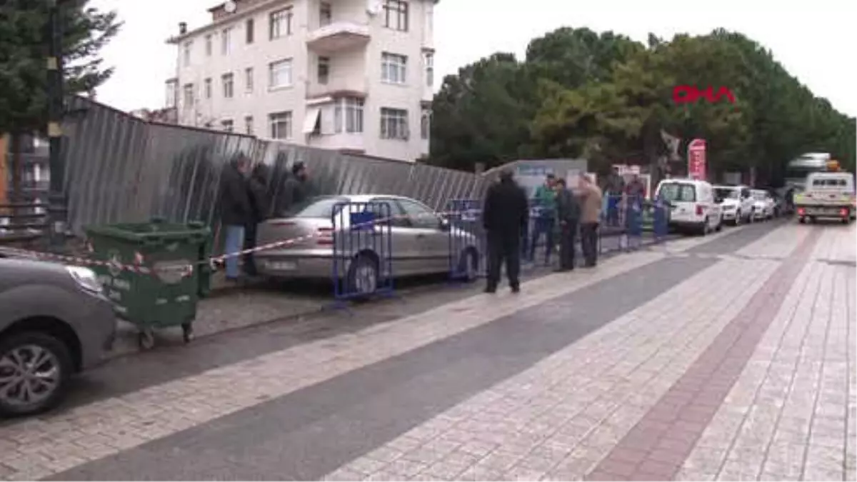 İstanbul- Maltepe\'de Kaldırım Çöktü, Park Halindeki Araç Askıda Kaldı