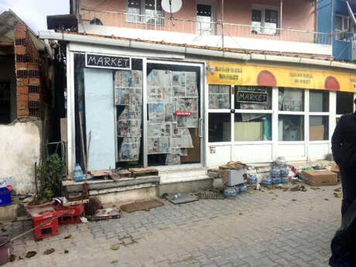 İzmir\'de Market İşleten Çift, Başlarından Vurularak Öldürüldü (2)