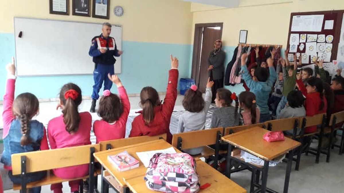 Jandarma Ekipleri Geleceğin Bilinçli Sürücü Adaylarını Yetiştiriyor
